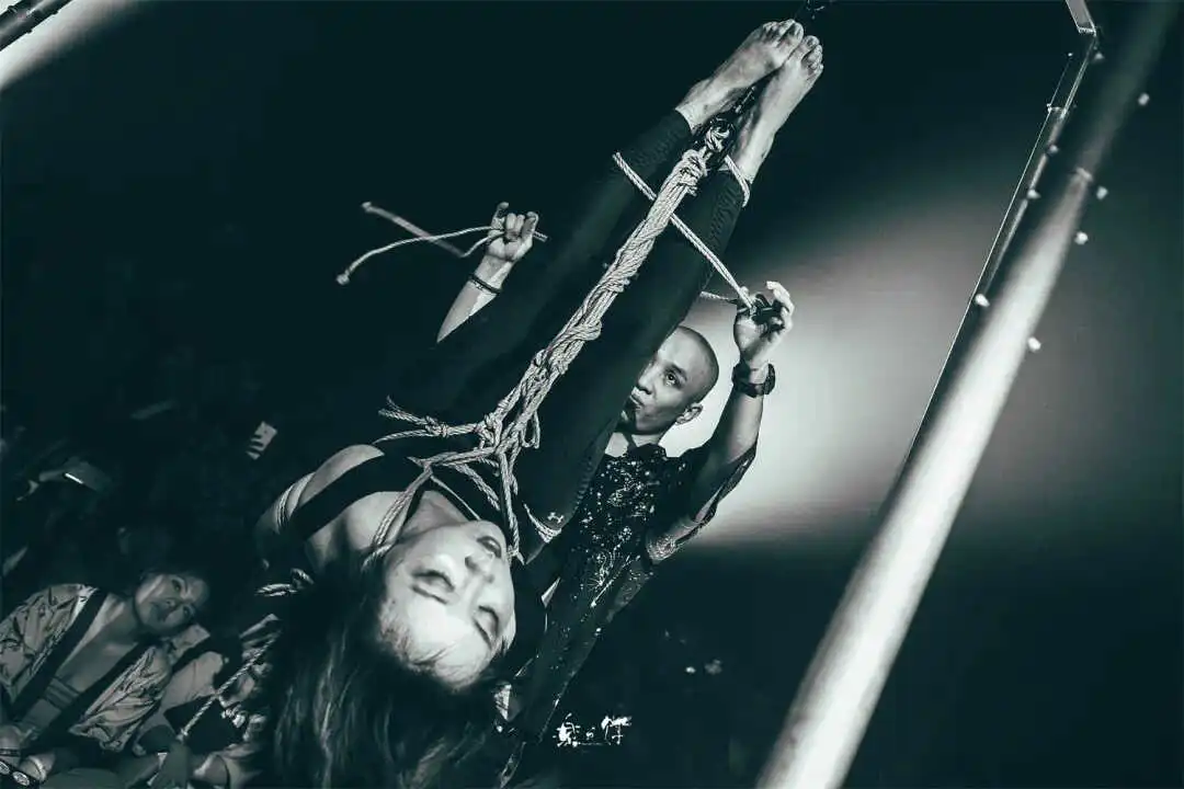 如何在BDSM中探索滴蜡与羞辱的乐趣? 一